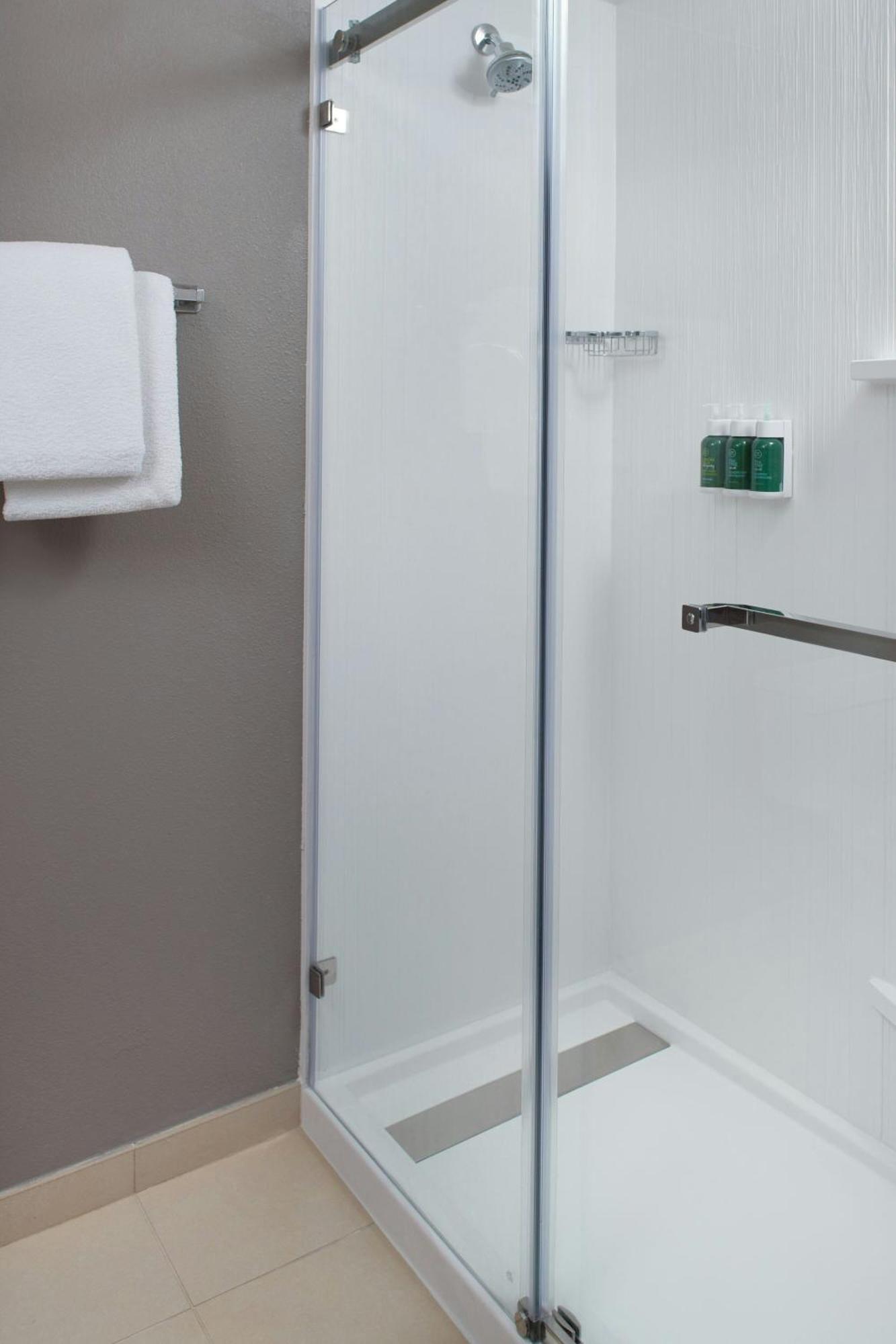 Courtyard By Marriott Greensboro Ngoại thất bức ảnh