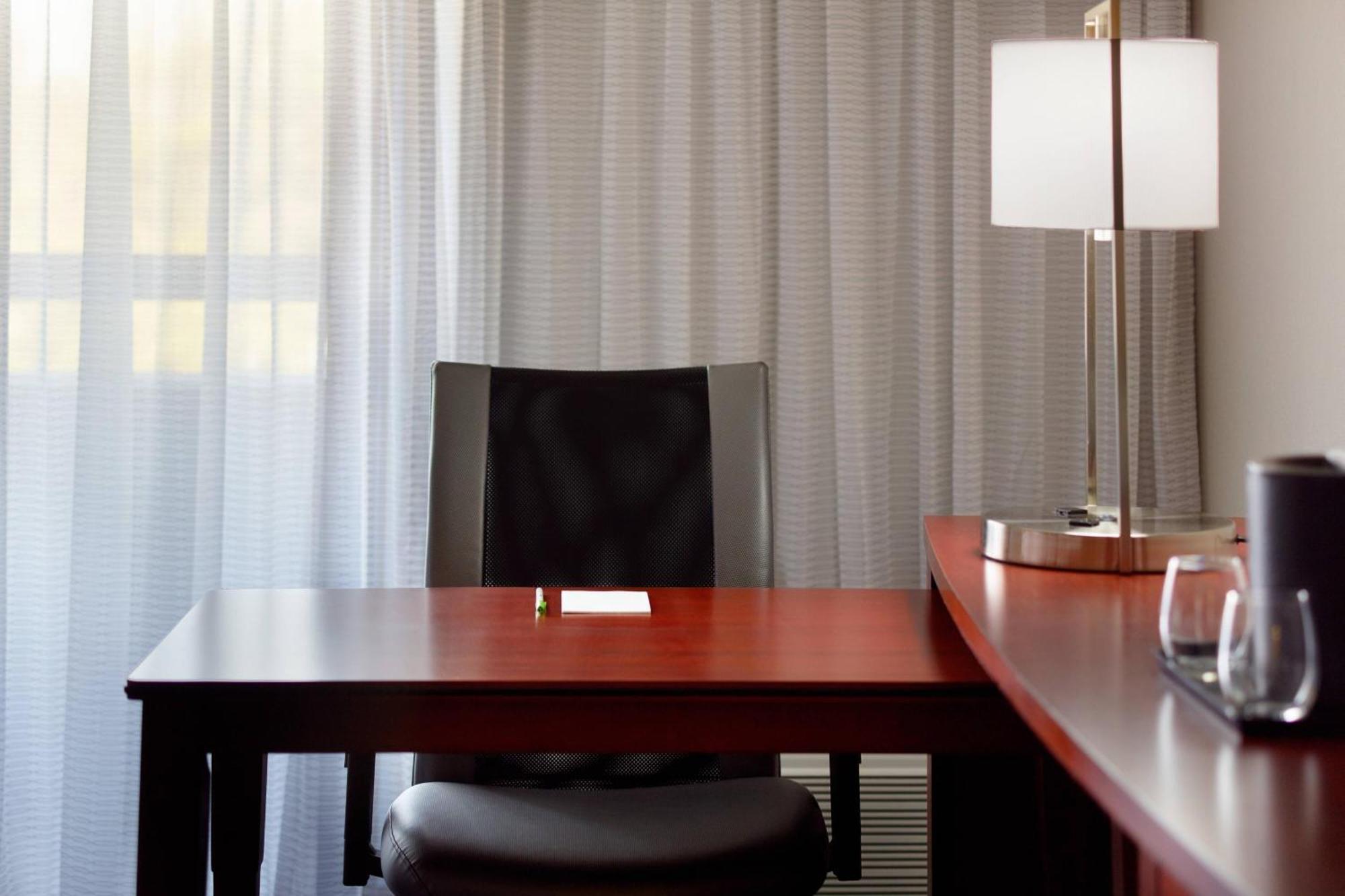 Courtyard By Marriott Greensboro Ngoại thất bức ảnh