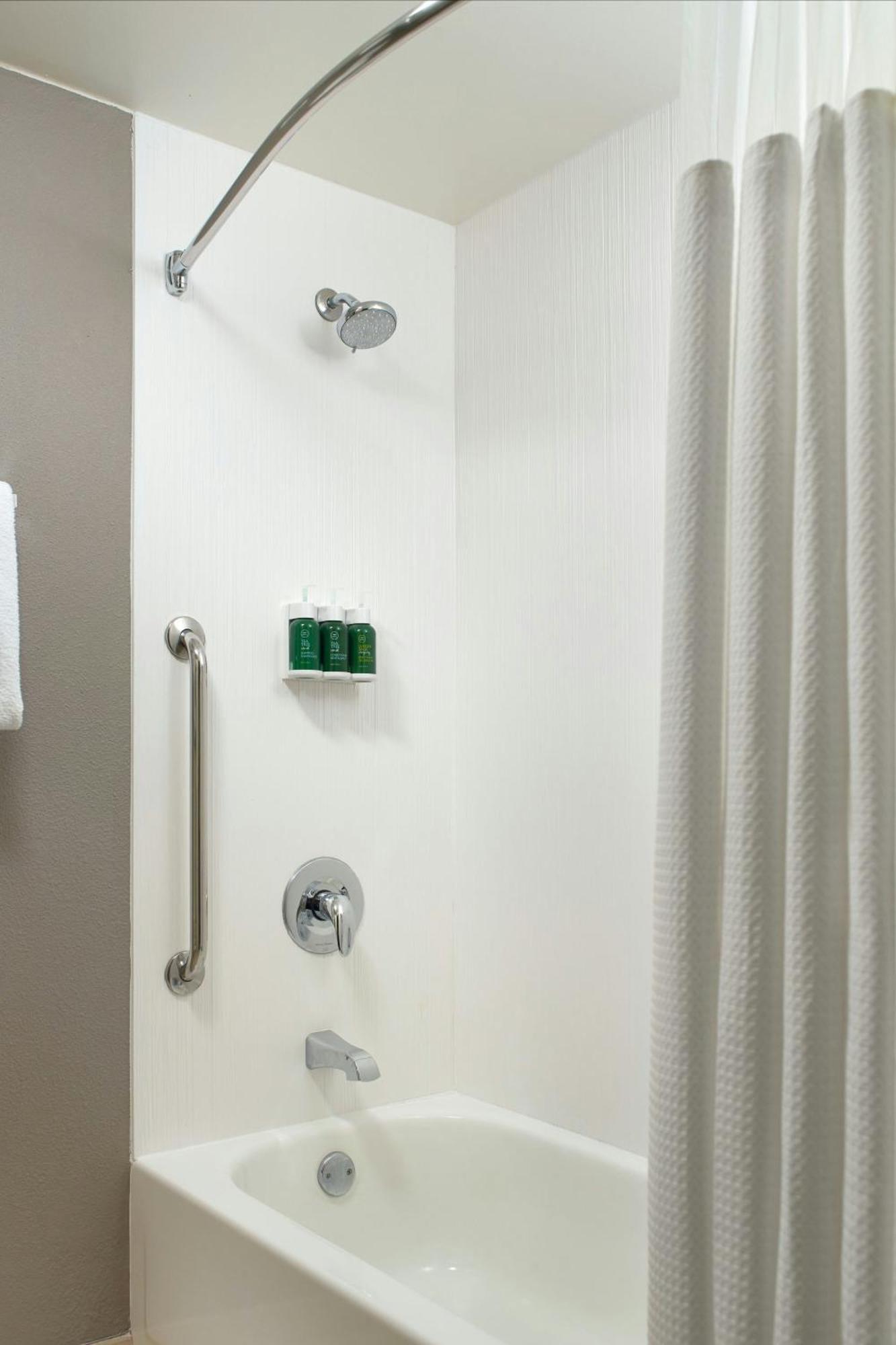 Courtyard By Marriott Greensboro Ngoại thất bức ảnh