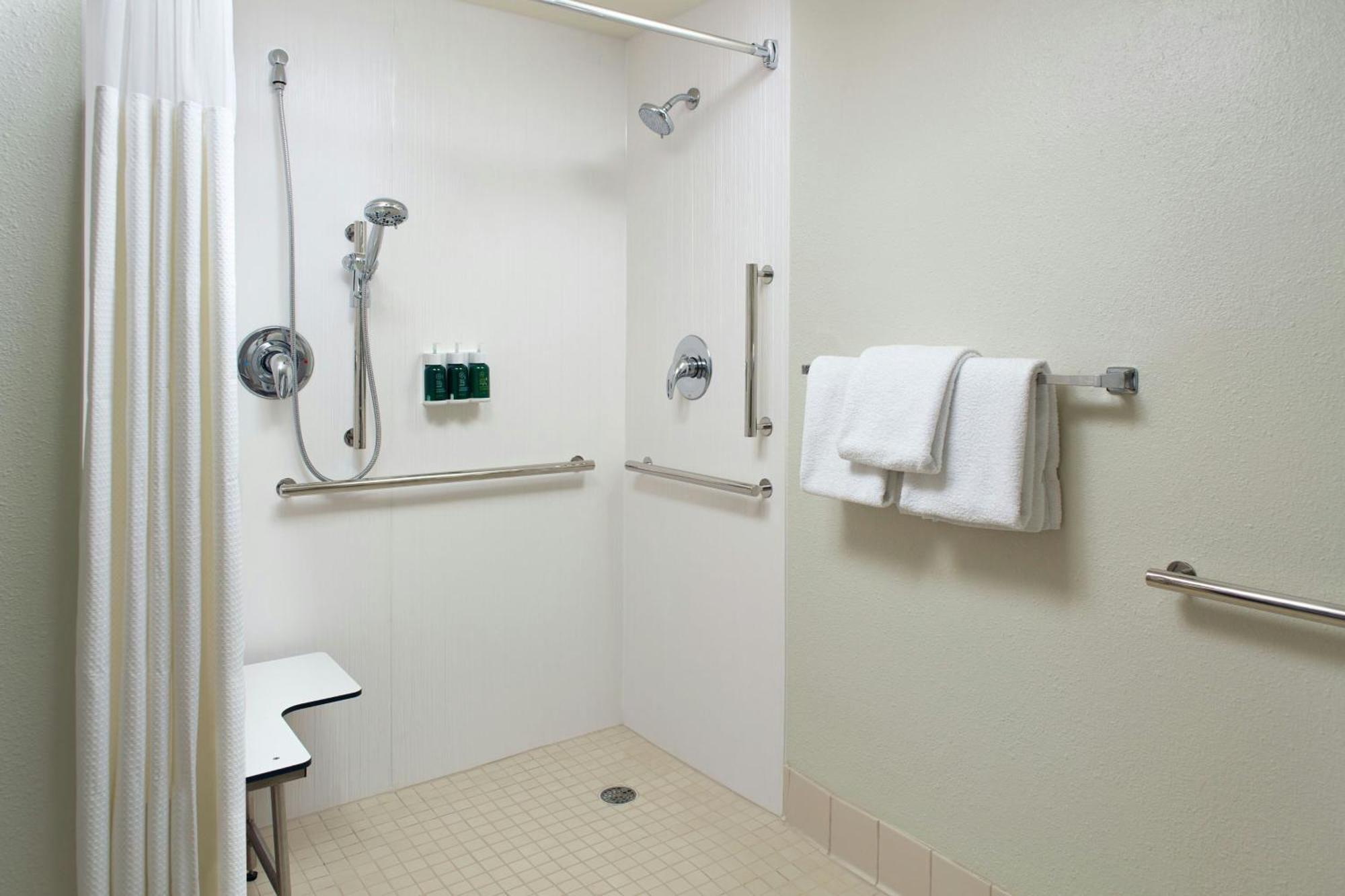 Courtyard By Marriott Greensboro Ngoại thất bức ảnh