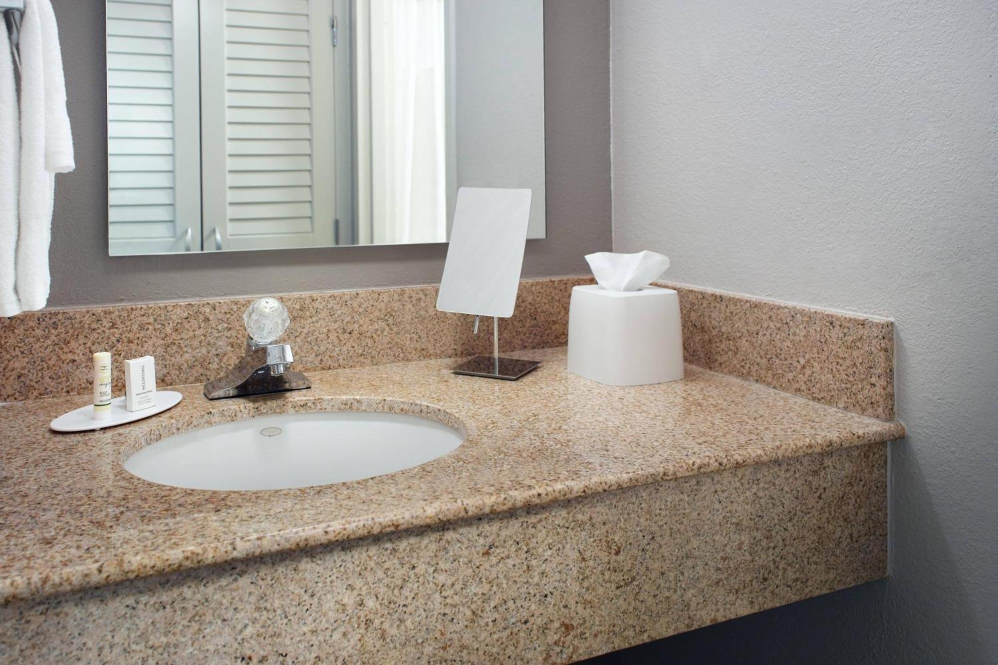 Courtyard By Marriott Greensboro Ngoại thất bức ảnh
