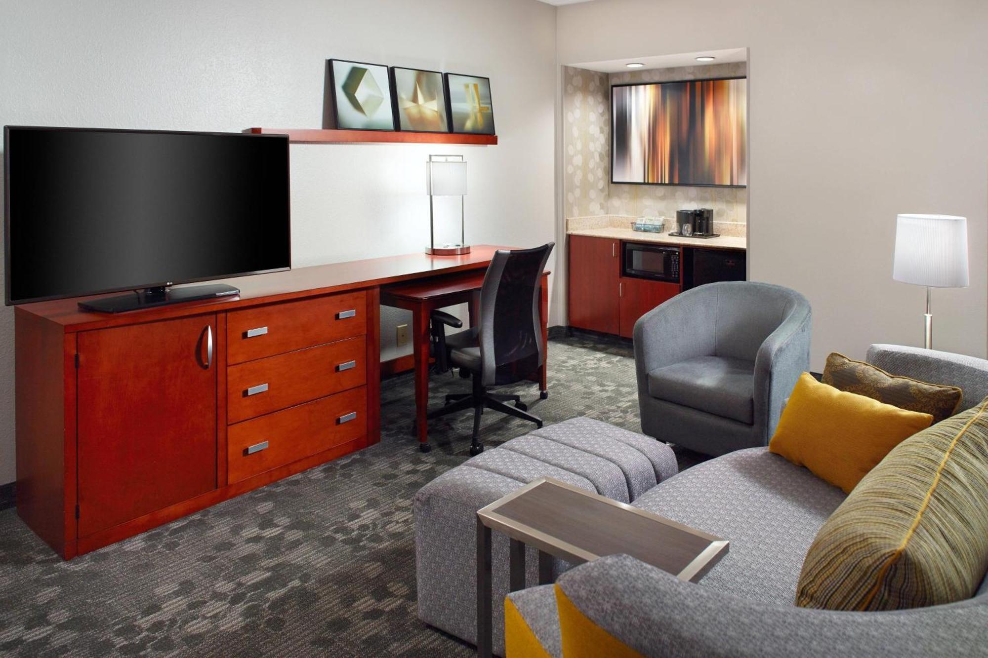 Courtyard By Marriott Greensboro Ngoại thất bức ảnh
