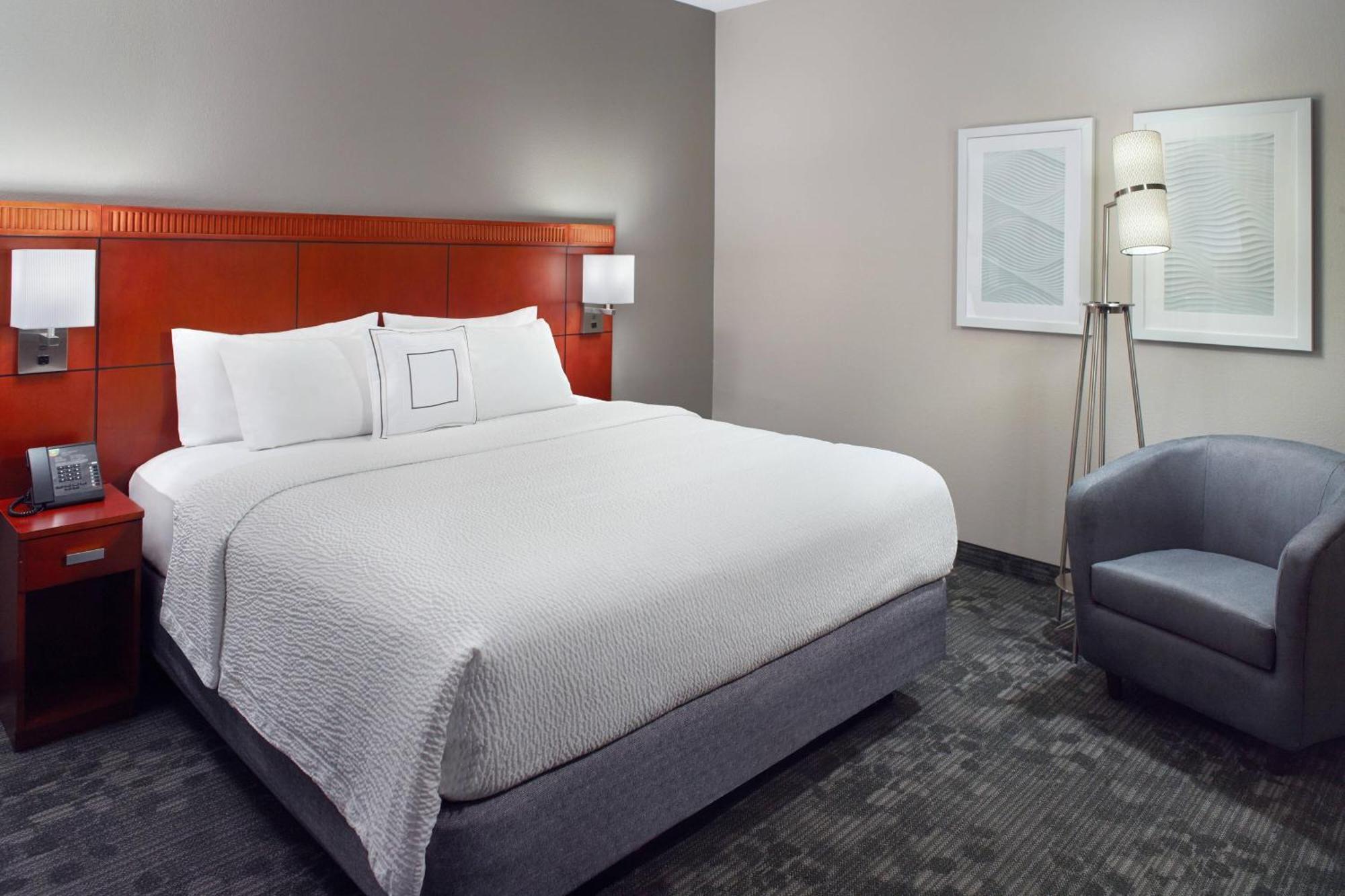 Courtyard By Marriott Greensboro Ngoại thất bức ảnh