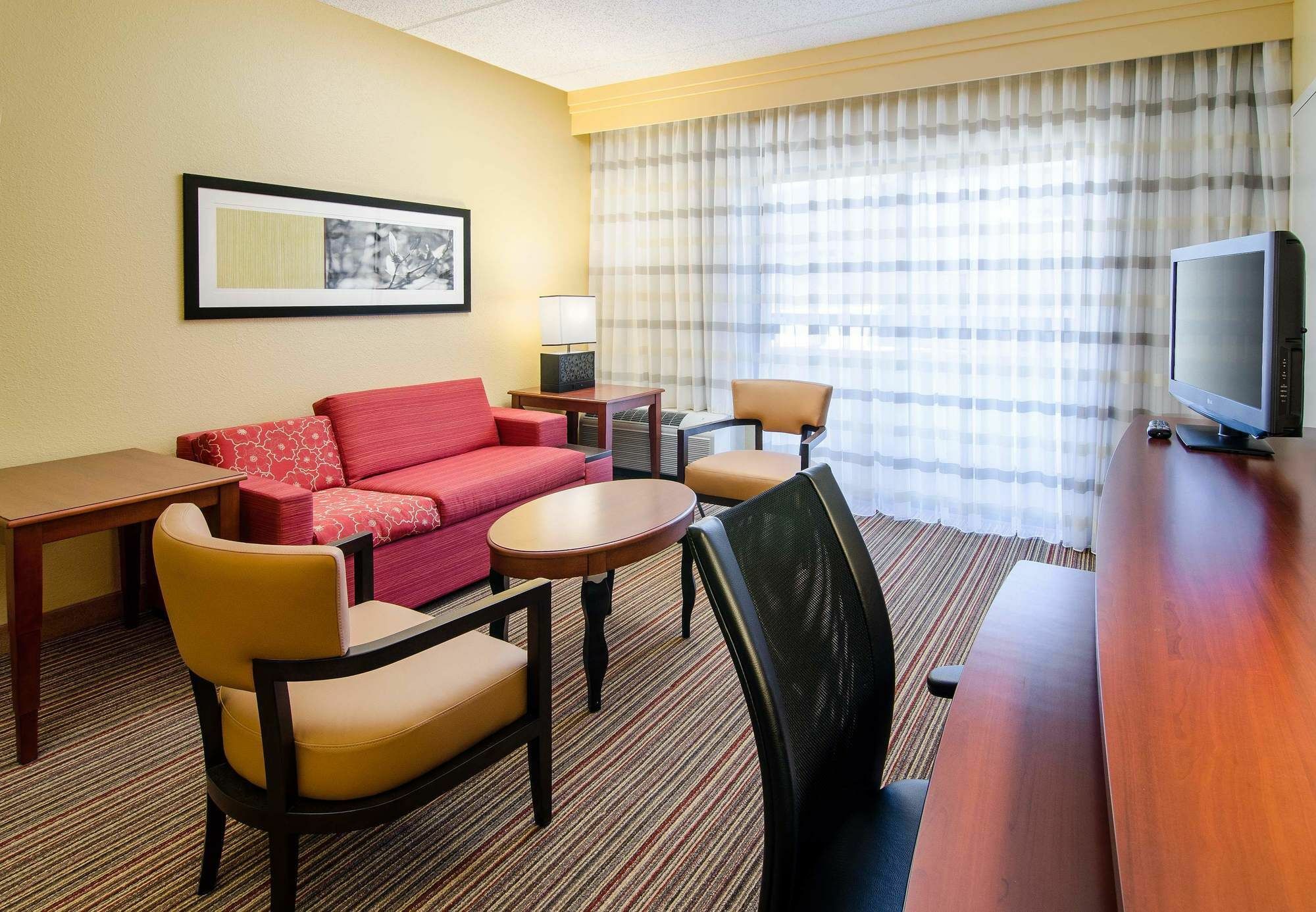 Courtyard By Marriott Greensboro Ngoại thất bức ảnh